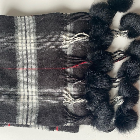 Cashmink scarf with fur tassels - Picture 5 of 9
